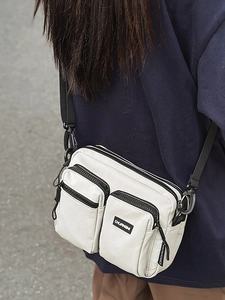 Sac bandoulière polyvalent blanc cassé avec multiples poches et sangle nylon réglable