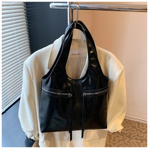 Détail du sac hobo rétro en cuir PU noir avec de longues franges et des fermetures