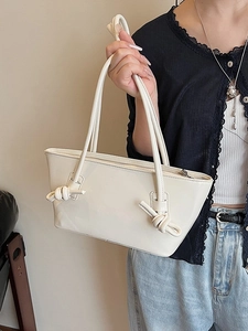 Sac fourre-tout chic en cuir verni crème avec détail de nœud et fermeture zippée argentée