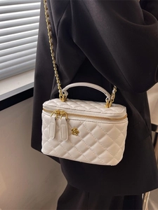 Bolso tipo cubo blanco acolchado con adorno de flor dorada y elegante asa de cadena