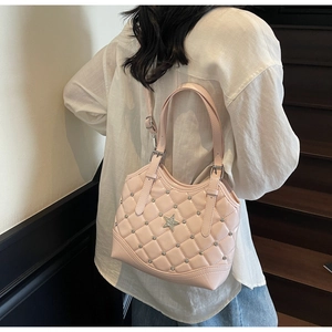 Detail einer rosa gesteppten Handtasche mit silbernen Sternen und Strasssteinen