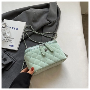 Detail der mintgrünen gesteppten Ledertasche mit Kettenriemen und Blumen-Reißverschluss