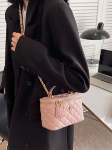 Bolso tipo caja rosa acolchado con correa de cadena dorada y detalle floral metálico