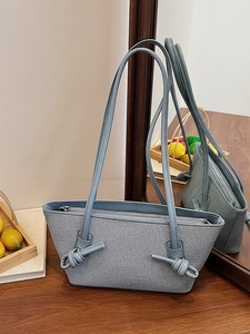 Sac fourre-tout en toile bleu clair avec bandoulière en cuir contrastée et nœud