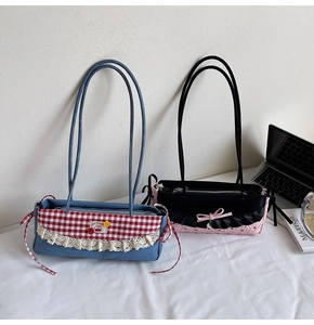 Détails des sacs sous le bras rétro en denim et noir avec bordure en dentelle et nœud rose