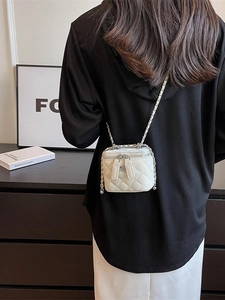 Weiße Stepptasche mit Kettenriemen und Kamelien-Reißverschluss im modernen Urban-Stil