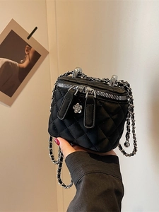 Schwarze gesteppte Zylindertasche mit silbernem Blumenlogo und geflochtener Kette