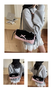 Détail d'un sac à bandoulière bicolore rose et noir avec nœud ruban et motif matelassé