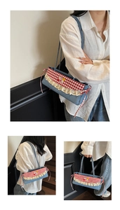 Détails de sac bandoulière en denim avec motifs cerises et bordures en dentelle