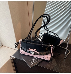 Détail du nœud en satin rose et pendentif cœur sur le sac à bandoulière matelassé