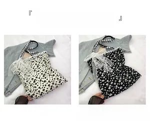 Détail de sacs cabas en toile à fleurs avec bords en dentelle et nœuds décoratifs