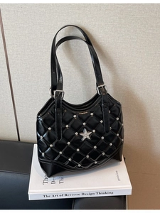 Elegante schwarze Stepptasche mit Silberstern und Straßsteinen auf Hochglanzleder-Optik