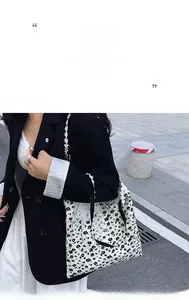 Détail du sac cabas en toile florale avec bordure en dentelle et bandoulière fleurie