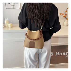 Détail du sac seau kaki avec texture litchi et bandoulière en chaîne de résine