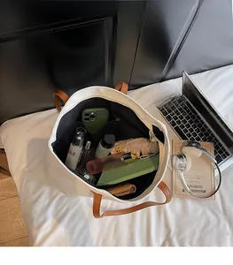 Intérieur spacieux du sac cabas en toile avec compartiments pour vos essentiels