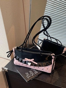 Sac sous le bras rose et noir style sweet punk avec volants et pendentif cœur