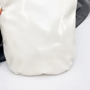 Gros plan sur la texture du cuir blanc de qualité au fini lisse et éclat subtil