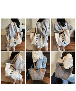Vues détaillées du grand sac cabas en toile avec broderie et anses en cuir