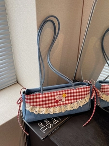 Sac bandoulière en denim avec tissu vichy rouge et dentelle dans un décor intérieur chic