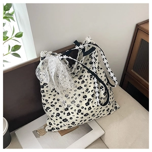 Détail du sac en toile à imprimé fleuri, nœud en dentelle et bandoulière à fleurs 3D