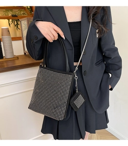 Détail du cabas en daim noir avec clous argentés et mini porte-monnaie assorti en cuir