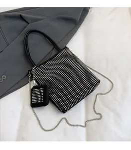 Vue détaillée du sac à main à strass argentés avec poignée en cuir noir et bandoulière