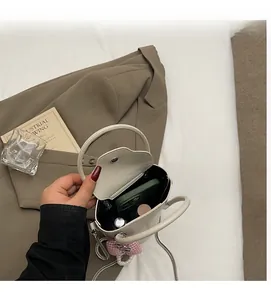 Innenansicht der weißen Lederbeuteltasche mit Platz für Handy und Lippenstift für Damen