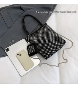 Comparaison de taille du sac cabas en strass noirs avec smartphone et tablette sur blanc