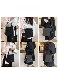 Vues mannequin portant un sac seau noir en strass avec bandoulière chaîne et petite pochette