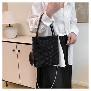 Détail du sac cabas en strass noirs brillants avec un petit porte-monnaie assorti