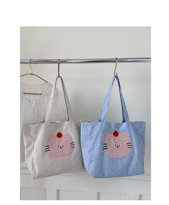 Détail de sacs fourre-tout en velours et à carreaux avec appliques de chat rose