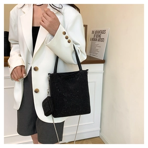 Détail du sac cabas en strass noirs avec mini pochette assortie et chaîne en argent