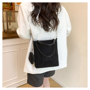 Détail du sac cabas en strass noirs avec mini pochette et bandoulière sur mannequin