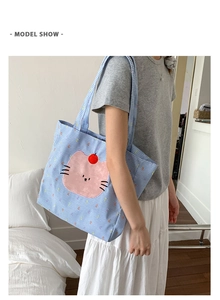 Détail du sac cabas à carreaux bleu clair avec broderie chat rose mignon
