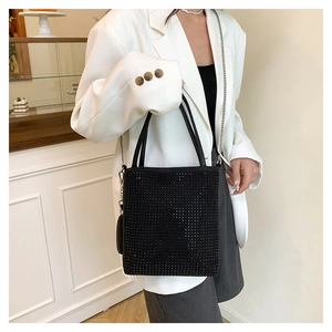 Détail du sac à strass noirs avec chaîne argentée et cristaux brillants mats sophistiqués