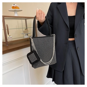 Détail du sac cabas noir à strass avec chaîne métallique et pochette assortie