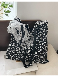 Sac fourre-tout en toile noire avec imprimés fleurs blanches et détails en dentelle