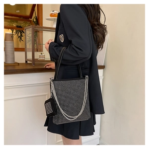 Détail du sac cabas à strass noirs avec chaîne argentée et pochette assortie de luxe