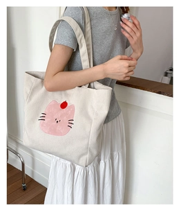 Vue détaillée du sac cabas en velours côtelé crème avec imprimé chat de dessin animé mignon