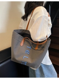 Grand sac cabas minimaliste en toile gris foncé avec anses en cuir marron et broderie bleue