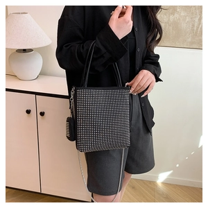 Détail du sac cabas noir à strass avec clous argentés et mini pochette amovible assortie
