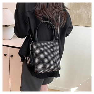 Détail du sac cabas noir en strass avec mini pochette et bandoulière chaîne élégante