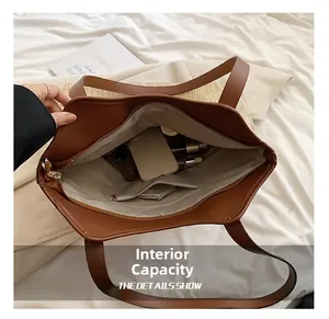 Détail intérieur du sac cabas marron montrant les poches pour téléphone et cosmétiques