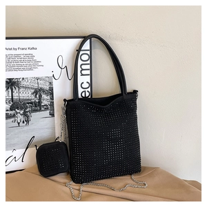 Détail du sac cabas en strass noirs avec chaîne en métal et petit porte-monnaie assorti