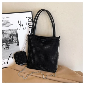 Détail du sac à main noir en strass avec chaîne argentée et breloque porte-monnaie assortie