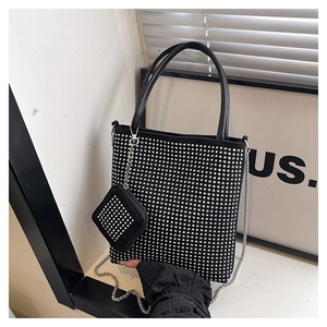 Détail d'un ensemble de sacs noirs à rivets argentés et bandoulière en chaîne