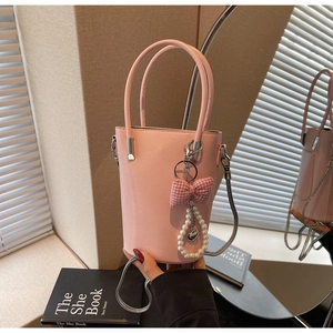 Detailansicht der rosa Beuteltasche mit Perlen-Bogen-Anhänger und silberner Kette