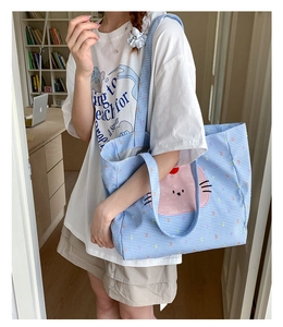 Vue détaillée du grand sac cabas en toile à carreaux bleus avec motif chat rose