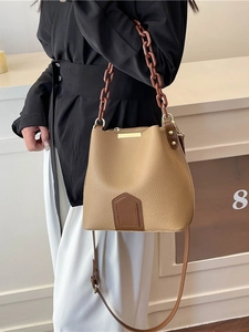 Sac seau kaki à la mode avec poignée en chaîne et bandoulière réglable pour femme