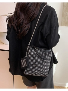 Sac seau noir chic orné de strass argentés et bandoulière en chaîne métallique pour femme